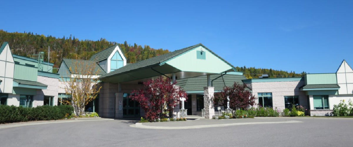 Une photographie du Centre de santé Lady Dunn à Wawa, Ontario, Canada.